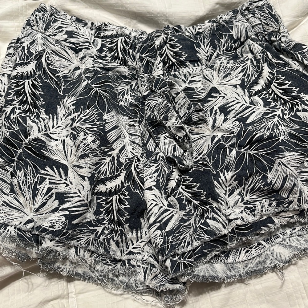 Dont know the brand 😬. Size Extra Small. Plants wite and blue.